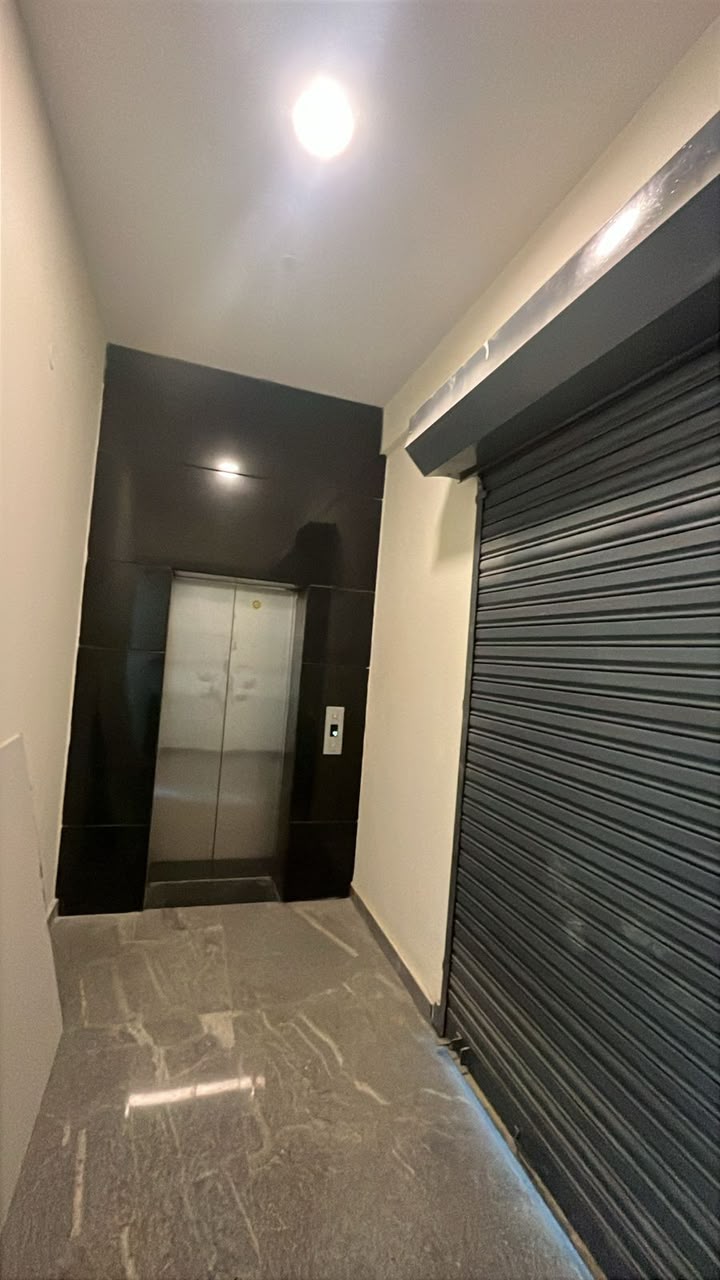Passenger lift lobby